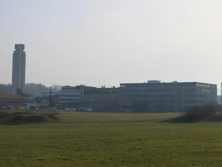 Bureau moderne à l’intérieur des locaux d'Artena, dédié à la gestion de projets.